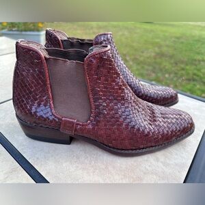 Joan & David Handcrafted brown Leather Footwear Size 6 Ladies ankle boots‎
